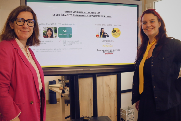 deux femmes devant une présentation sur une télévision